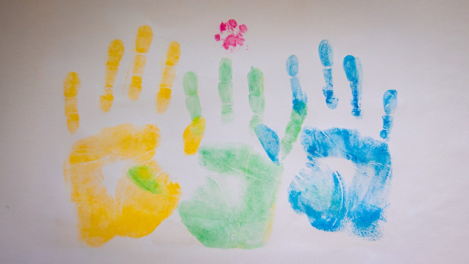 Huellas de manos pintadas en colores